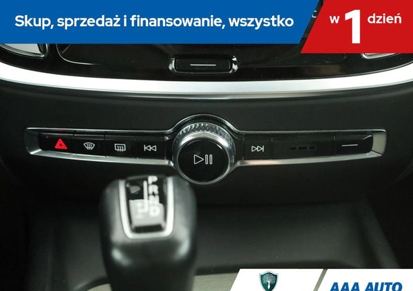 Volvo V60 cena 100001 przebieg: 169643, rok produkcji 2019 z Mikołajki małe 352